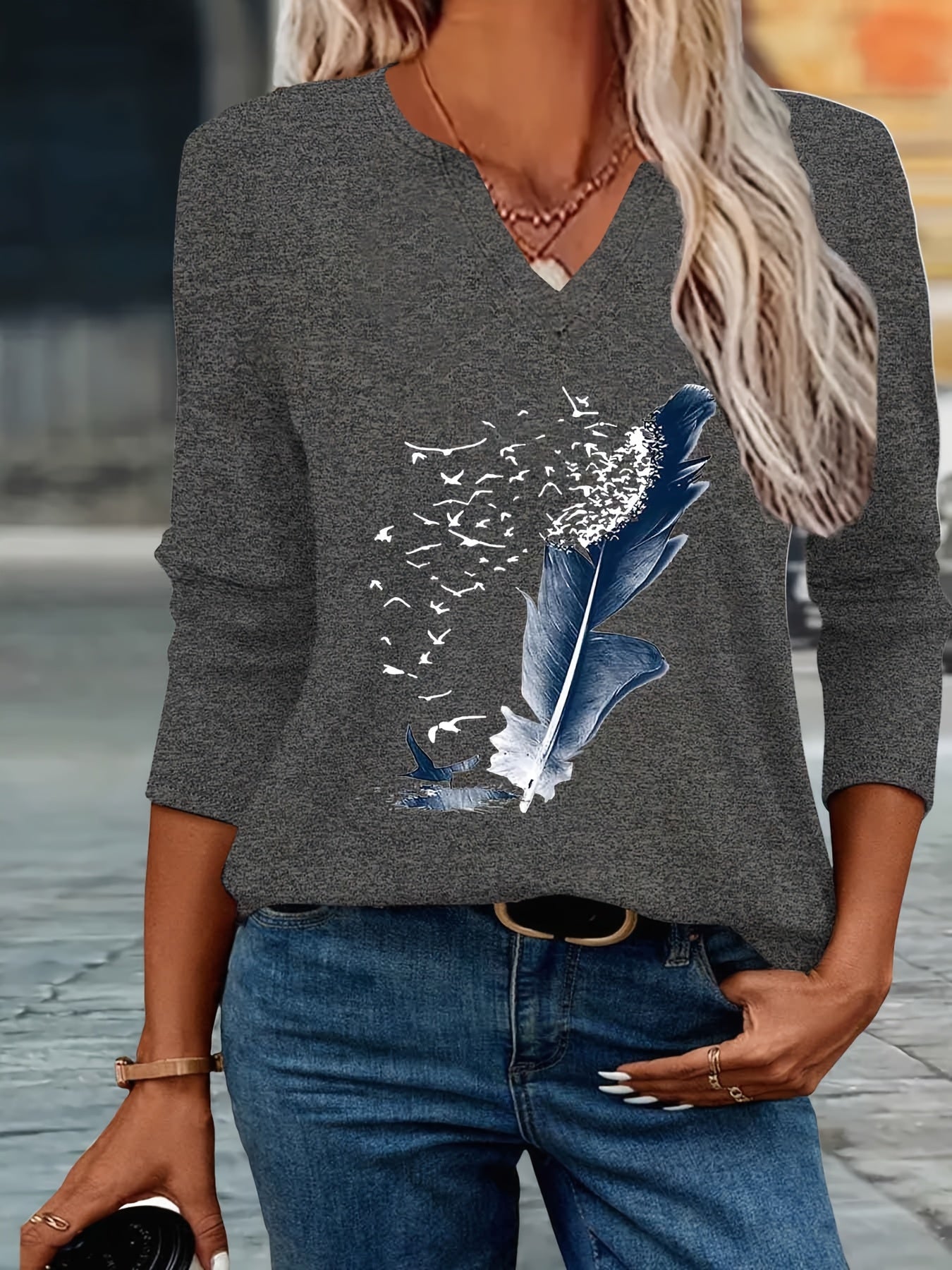 Liliieuza | V-Neck Feather Print Shirt in Grey