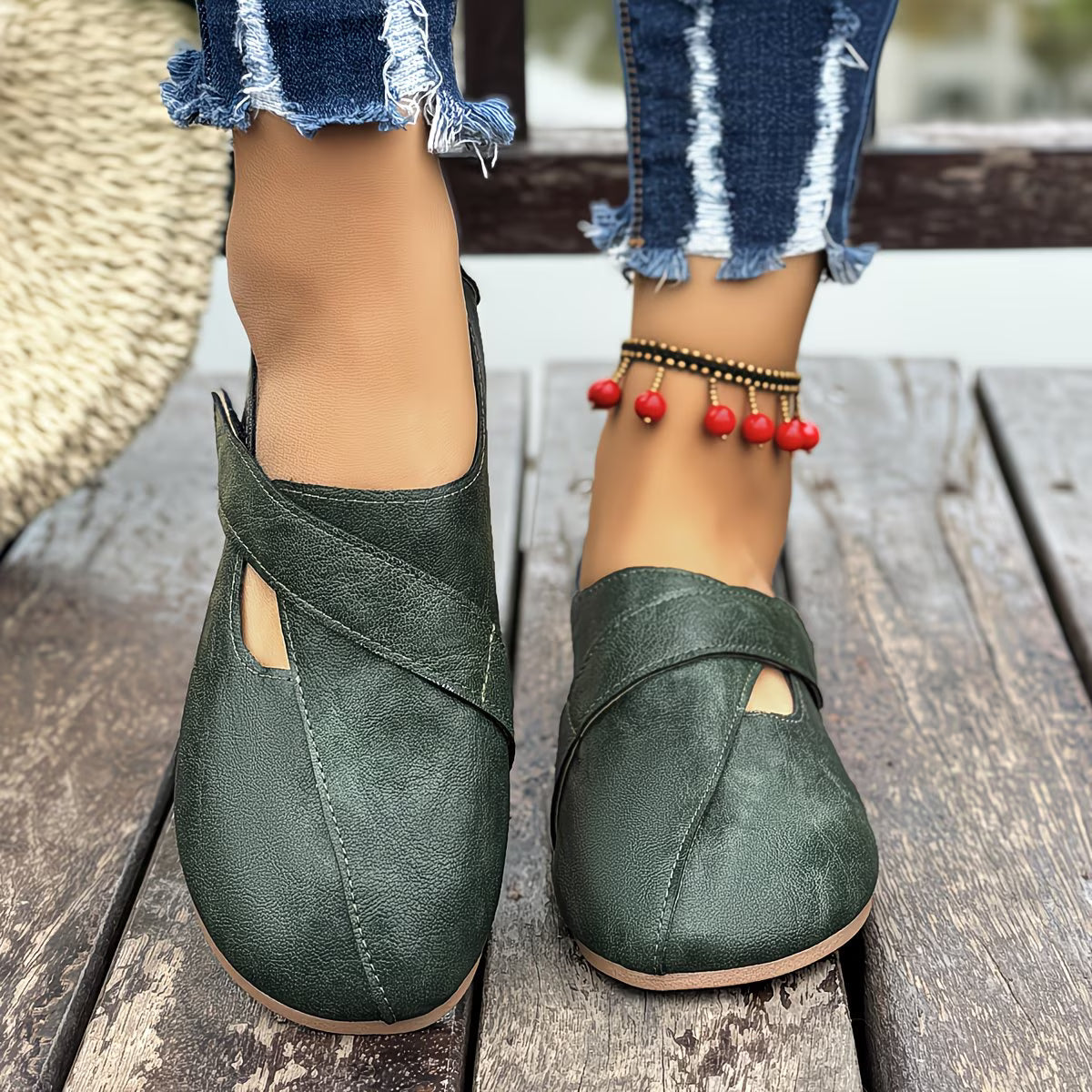 Tandara | Flat Shoes With Cross Strap Design