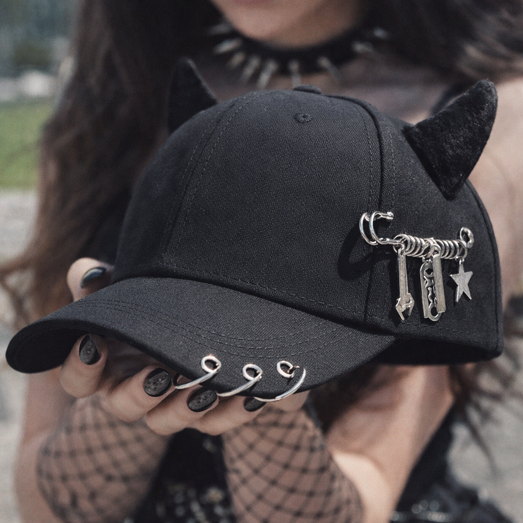 Gonzalez | Baseball Cap with Horn Charm Details