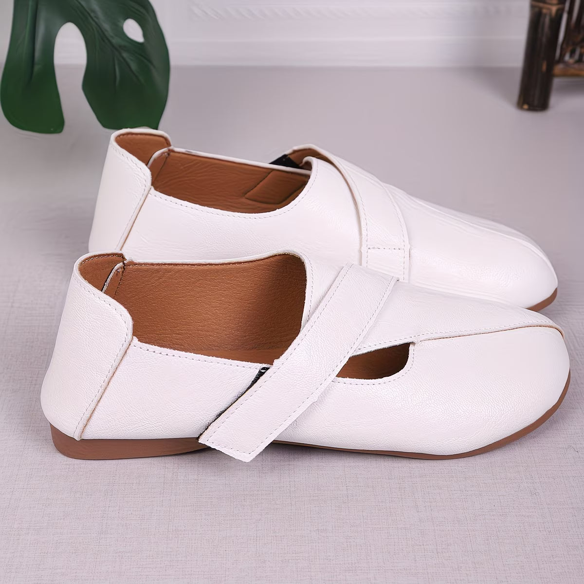 Tandara | Flat Shoes With Cross Strap Design