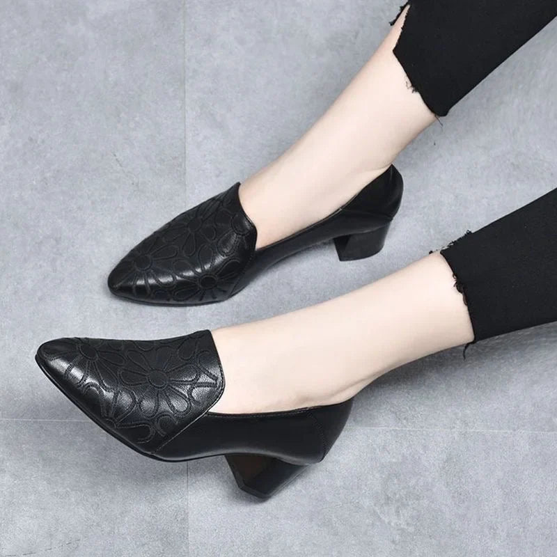 Minhora - Pointed Toe Floral Block Heel Pumps